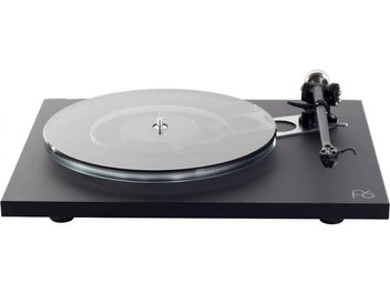 Rega Planar 6 mat črn vrtljivi gramofon, pogled od zgoraj, nameščena bralniška roka, črn vinilni pladenj, črn pravokoten podstavek
