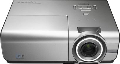 Optoma EH1020 videoprojektor i metallisk grå, set forfra, centreret objektiv, knapper på toppen, logo øverst til venstre