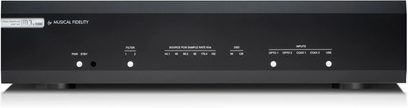 Musical Fidelity M3x DAC sort audio DAC i sort med rektangulær front, runde knapper, hvide inskriptioner og cirkulære fødder