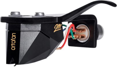 Porta cápsula Ortofon 2M BRACK Premontado, vista lateral, cuerpo negro, conectores de colores, tornillos plateados, logotipo dorado