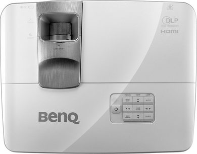 Frontalansicht des weißen DLP-Beamers Benq W1070+ mit versetztem Objektiv, Lüftungsgitter und Bedientasten