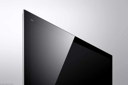 Panasonic TX-P55VT30E-tv, set forfra, sort slukket skærm, smal højglansgrå ramme, Viera-logo