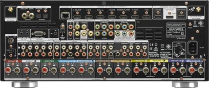 Panel frontal de un amplificador de cine en casa Marantz SR7011 negro con numerosas tomas, botones y pantalla LED central