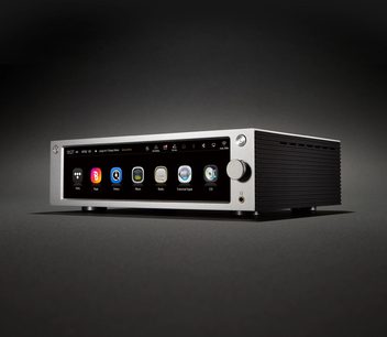 Rose RS250 netværksaudioafspiller i sølv, set forfra, farvedisplay, kontrolknapper og drejeknap, aluminiumsfront