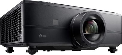 Černý videoprojektor Optoma UHZ78LV, přední pohled zešikma, velký přední objektiv a boční ventilační mřížka