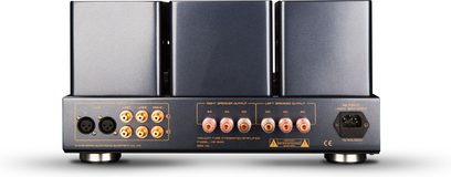 Cayin CS-150A zilveren geïntegreerde stereo buizenversterker, zilverkleurige metalen behuizing, achteraanzicht met drie rechthoekige transformatorafdekkingen en een rij vergulde RCA- en XLR-aansluitingen, luidsprekerterminals en IEC-voedingsaansluiting
