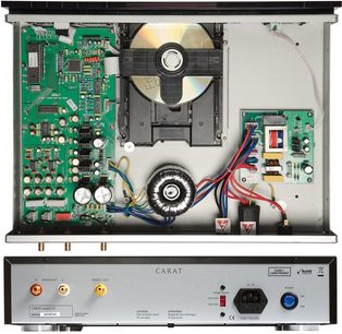 Indvendigt billede af en Carat C57 CD-afspiller, der viser mekanikken, de grønne og blå printplader og de elektroniske komponenter
