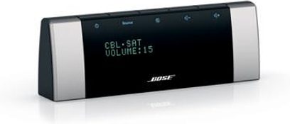Domácí kino Bose Lifestyle V30 v černé barvě, pohled zepředu, modrý displej LCD s nápisem "CBL•SAT VOLUME:15"