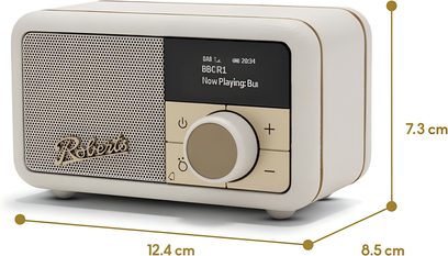 Chytrý reproduktor Roberts Revival Petite 2 krémový, plast, perforovaná kovová mřížka, displej a otočný ovladač, pohled zepředu v úhlu 3/4