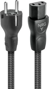 Tæt forfra-billede af Audioquest NRG-Y3 2m strømkabel i sort, med sorte plastikstik (Schuko-stik med metalstifter og IEC C13-stik mærket "NRG Y"), samt sort nylonflettet yderslange med chevronmønster.
