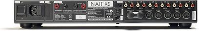 Naim Audio NAIT XS integreret forstærker, set forfra, med audio-tilslutninger og betjeningsknapper på forsiden