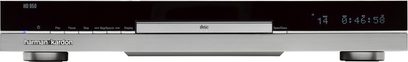 Harman Kardon HD 950 CD-afspiller set forfra, sølvfarvet front med blå skærm, sorte knapper og CD-skuffe