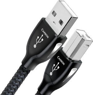 Divi melni Audioquest Carbon 5m savītie USB kabeļi ar sudraba savienotājiem uz balta fona