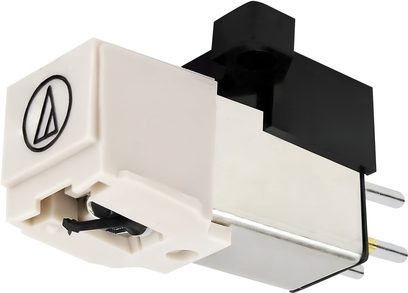 Čierna gramofónová doska Audio-Technica AT-LP60X s prenoskou a ramenom, zblízka zozadu na bielom pozadí