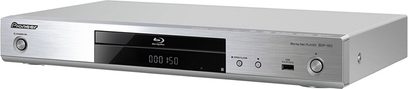 Stříbrný Blu-ray přehrávač Pioneer BDP-150-S, pohled zepředu, modrý digitální displej, čelní panel s tlačítky a zásuvkou
