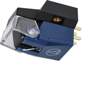 Audio Technica AT-VM520xEB/H pickup i blå plast med sort top og gylden gevindindsats, gennemsigtigt frontdæksel og fire synlige forgyldte tilslutningsstifter, set i skrå vinkel