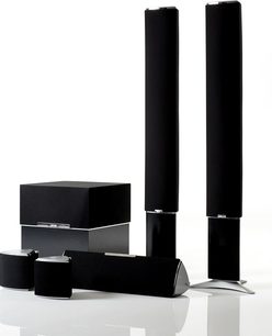 Sada sloupových reproduktorů Jamo A407 HCS5 v černé barvě, obsahuje dva stojací reproduktory a krychlový subwoofer