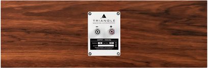 Triangle Voce EZ centerhøjttaler i teak, set bagfra og forfra, rektangulært kabinet i brun åretegnet teaktræ, centreret børstet aluminiumsplade med logo samt to højttalerterminaler i grå og rød