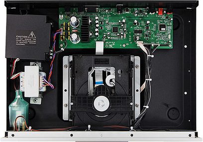 Rotel CD-11 sort CD-afspiller, indvendigt syn af elektroniske komponenter, printplader i grønt, stikforbindelser, metalkabler og -ledninger
