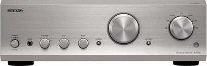 Onkyo A-9555 stereoforstærker set forfra, sølvfarvet front, kontrolknapper og drejeknapper, hovedtelefonstik