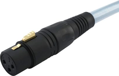 Cavo audio analogico Oehlbach Series 2 XLR 2 m, guaina intrecciata argentata, connettore XLR femmina cilindrico nero in plastica e metallo con chiusura dorata, vista leggermente laterale