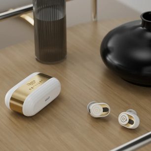 Devialet Gemini II Opéra de Paris arany színű vezeték nélküli fejhallgató, két fehér fülhallgató, nyitott arany színű töltőtok
