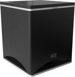 Cabasse Santorin 25 M3 sort subwoofer, frontvisning, kubisk form, højglanspoleret sort, sølvfarvet logo nederst til højre