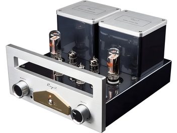 Στερεοφωνικός προενισχυτής Cayin SC-6LS MK2 μαύρος με γυαλιστερό μεταλλικό σασί, πρόσοψη από βουρτσισμένο ασημί αλουμίνιο με ορθογώνιο παράθυρο, δύο μεγάλους κυλινδρικούς διακόπτες, κεντρική ορειχάλκινη πλάκα, τέσσερις εμφανείς λυχνίες κενού στην επάνω πλευρά και δύο τετράγωνα καλύμματα μετασχηματιστών στο φόντο, λήψη από τριών τετάρτων μπροστά.