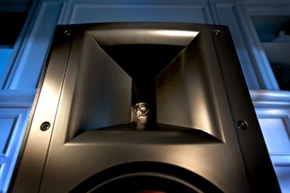 Klipsch RF-82 MkII svart gulvhøyttaler, nærbilde forfra ovenfra, med metallkuppeldiskant i midten