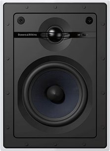 Zapuštěný reproduktor Bowers & Wilkins CWM652, pohled zepředu, černý matný čtvercový box s kruhovým černým reproduktorem uprostřed