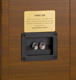 Sloupcový reproduktor Davis Acoustics Vinci 3D v ořechovém provedení, 4 reproduktory, 180 W, 4 ohmy, 35–20 000 Hz, na propagačním letáku