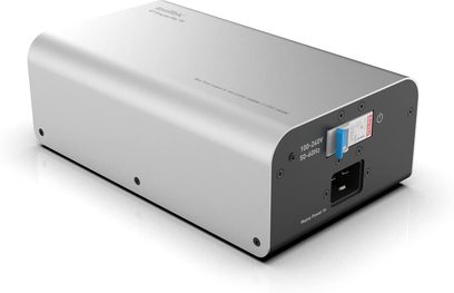 Condizionatore di rete IsoTek V5 Syncro Uni 16 argento, chassis rettangolare con bordi arrotondati, vista prospettica posteriore destra