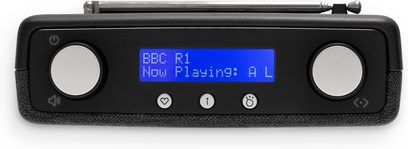 Radio Roberts Play 11 i sort plast, sett fra forsiden, med sentral blå bakbelyst LCD-skjerm, to store sirkulære metallgrå dreieknapper, tre små piktogramknapper under, sort teksturert høyttalerklaff og en sammenfoldet metallisk teleskopantenne på toppen