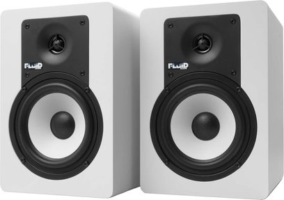 To hvide Fluid Audio C5 BTW monitorhøjttalere, set forfra, med rektangulær form og sorte højttalerenheder