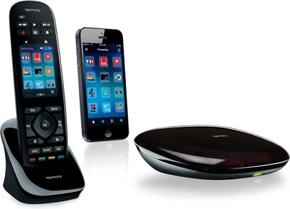 Must Logitech Harmony Ultimate universaalpult puutetundliku värviline ekraaniga, must ovaalse laadimisalusega ja kahe nutitelefoniga