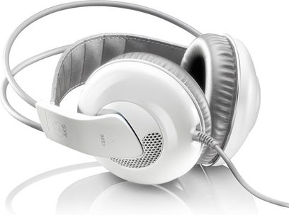AKG K-530 hvidt hovedsæt, venstre profilvisning, ovale ørepuder, polstret hovedbøjle, mikrofon på fleksibel arm