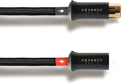 Cavo audio bilanciato Advance Paris Link XLR nero con guaina intrecciata in nylon, connettori in metallo nero satinato con scritte dorate e ghiera zigrinata grigio acciaio, indicatori direzionali grigi e rossi, vista laterale ravvicinata dei connettori maschio a tre poli dorati e femmina aperti
