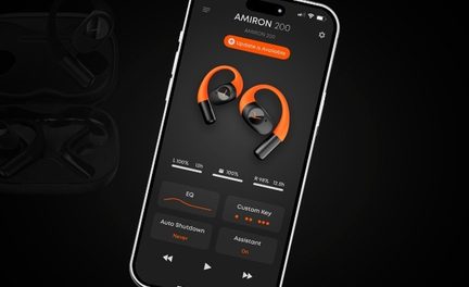 Svart smartphone i glas, sned vy, skärm som visar orange och svarta sporthörlurar med öronkrokar