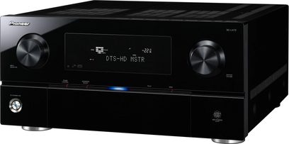 Černý domácí kino zesilovač Pioneer SC-LX72, pohled zepředu, modrý displej "DTS-HD MSTR", tlačítka a konektory na čelním panelu