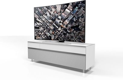 TV-møbel Spectral Scala SC1656 grå med fladskærm, der viser et tætpakket luftfoto af skyskrabere i en by