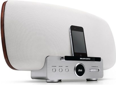 Marantz Consolette MS7000 sølvfarvet dockingstation, set forfra, med indsat iPhone med tændt skærm, på hvid baggrund