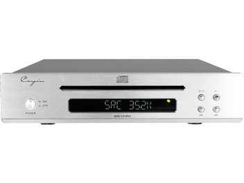 Widok z przodu odtwarzacza CD hi-fi Cayin MINI-CD MK2, prostokątny front z matowego, srebrnego aluminium z czarnym, poziomym szczelinowym wejściem na płyty, centralnie umieszczonym, podświetlanym na zielono wyświetlaczem cyfrowym oraz metalowymi przyciskami sterującymi