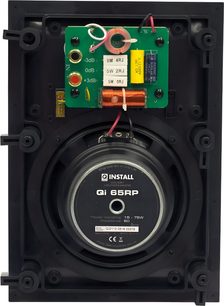 Q Acoustics Qi65RP indbygget væghøjtaler, bagside, rektangulær sort plastikramme, central cirkulær metalhøjtaler og synlig grøn printplade med kobberspole og gul kondensator