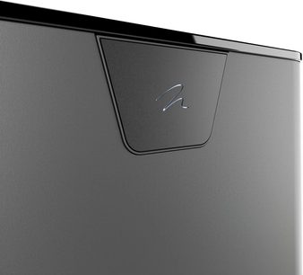 MartinLogan Depth 212 subwoofer i sort højglanslak, nærbillede af frontpanelet med sølvfarvet logo