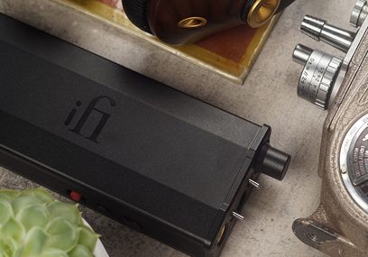Convertisseur audio DAC iFi Audio Micro iDSD Black Label, boîtier noir mat, connecteurs RCA et USB, molette de réglage argentée