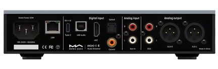 Case audio di rete in metallo nero opaco, vista posteriore, con fila completa di connettori tra cui presa IEC di alimentazione, porta RJ‑45, USB‑C, USB‑B, HDMI ARC, ingresso ottico, coassiale arancione, coppie RCA rosso/bianco e due uscite XLR bilanciate