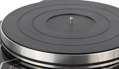 Auris Audio Funky vinüülplaadimängija, lähivaade kontsentriliste ringidega mustale taldrikule ja hõbedasele keskteljele