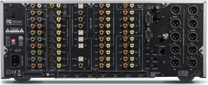 Arcam FMJ AV888 sidabrinės spalvos namų kino stiprintuvas, priekinis vaizdas, daug lizdų ir mygtukų, skaitmeninis ekranas