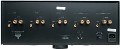 Bagside af en Primare A30.5 mkII sort forstærker med RCA-stik, XLR-stik, højttalerterminaler, strømstik og afbryder