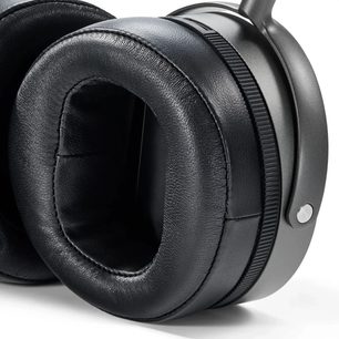 Musta Audeze MM-520 Manny Marroquin hi-fi -kuuloke, lähikuva kuulokekupista ja korvan ympäröivästä pehmusteesta